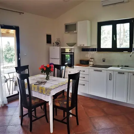 아파트 Nora Mit Terrasse By Interhome
